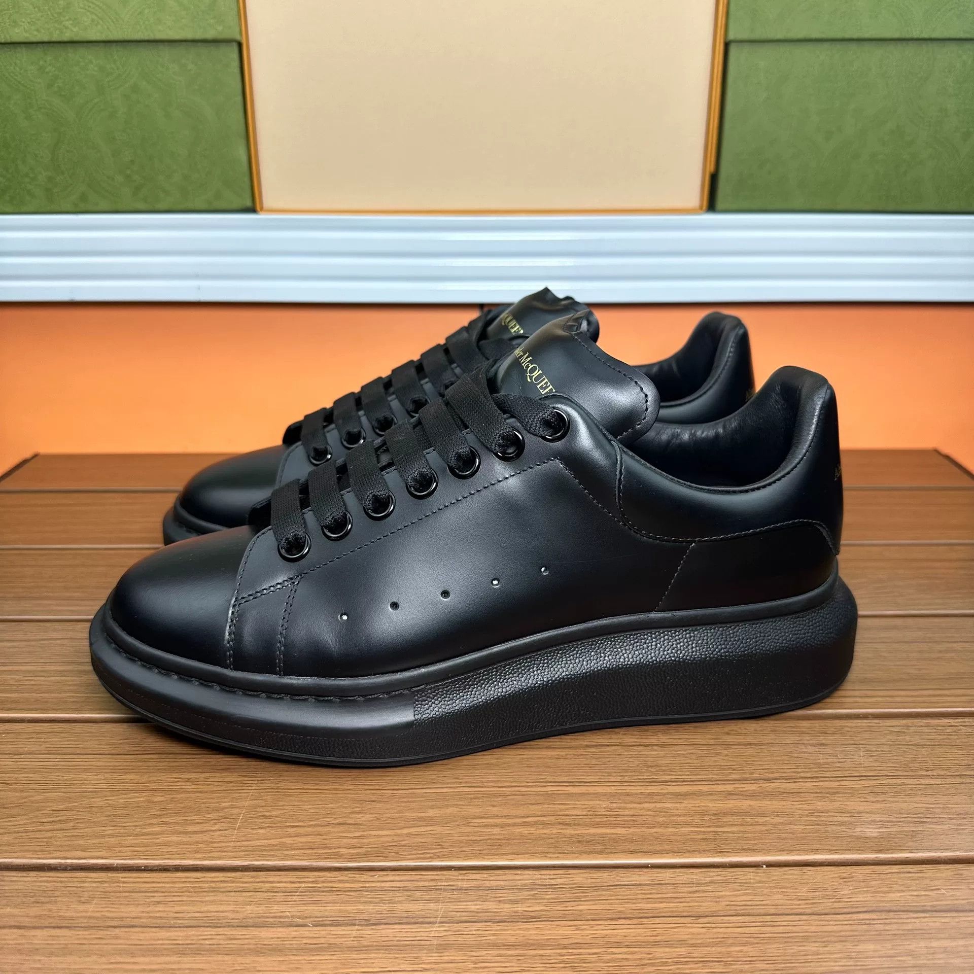 Alexander McQueen Alexander McQueen Black Lowtop Sneakers 7 Men Size US 7 / EU 40 - 1 Thumbnail