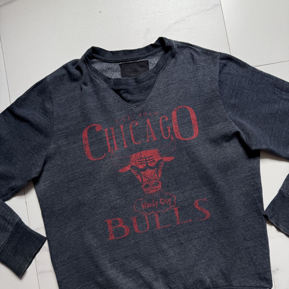 Majestic Vintage 90s Chicago Bulls Distressed Sweatshirt Size US L / EU 52-54 / 3 - 4 Thumbnail