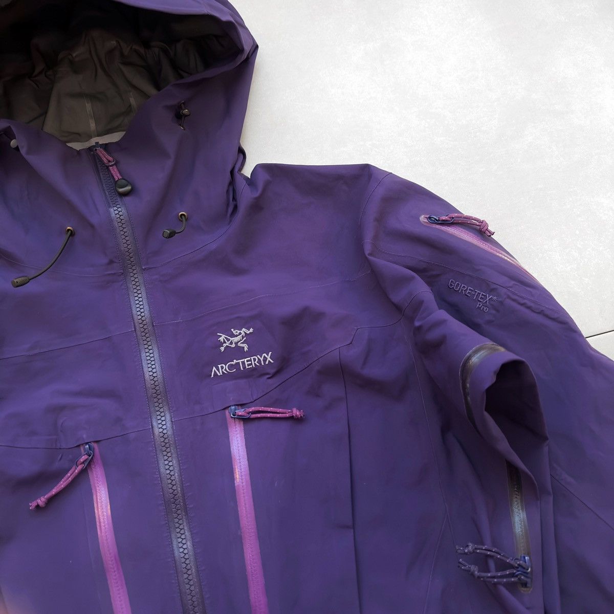 Avis Veste hardshell Arc'Teryx Alpha SV Jkt W 2023 pour Femme : Veste