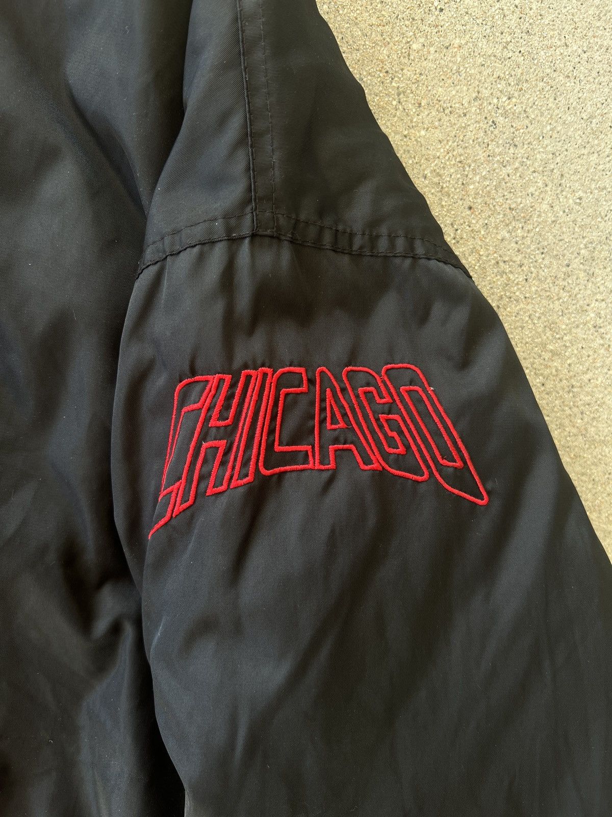 NBA × Vintage Vintage News Chicago Logo Black Puffer V-Neck Jacket Size XL Size US XL / EU 56 / 4 - 5 Thumbnail