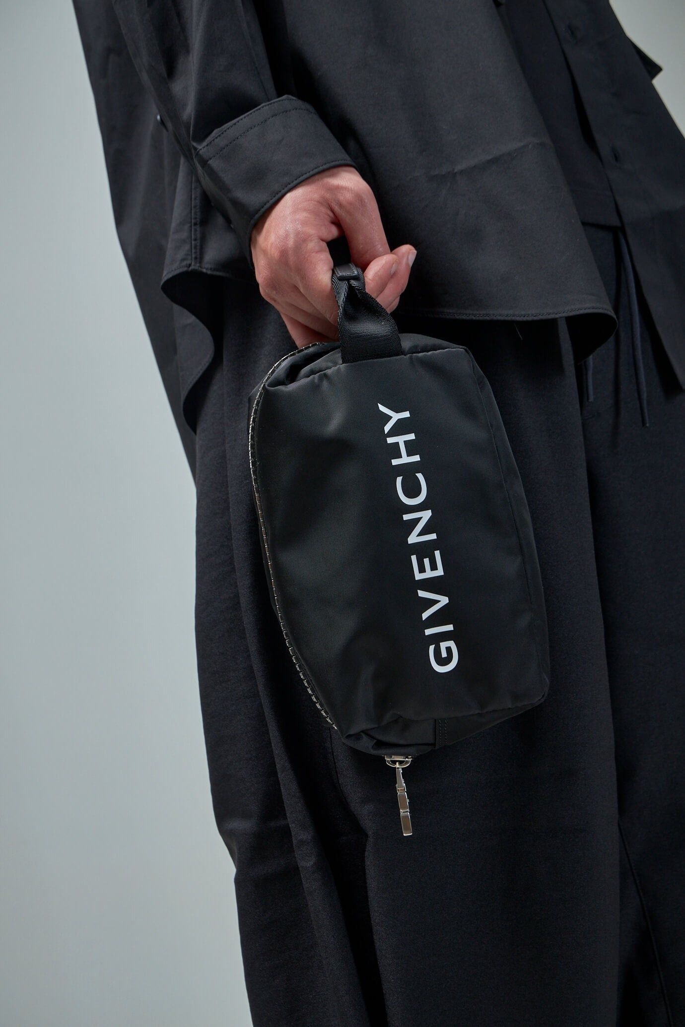 Givenchy o1srvl11e1025 Size: OS / G-Zip Toiletry Pouch in Black Size ONE SIZE - 6 Thumbnail