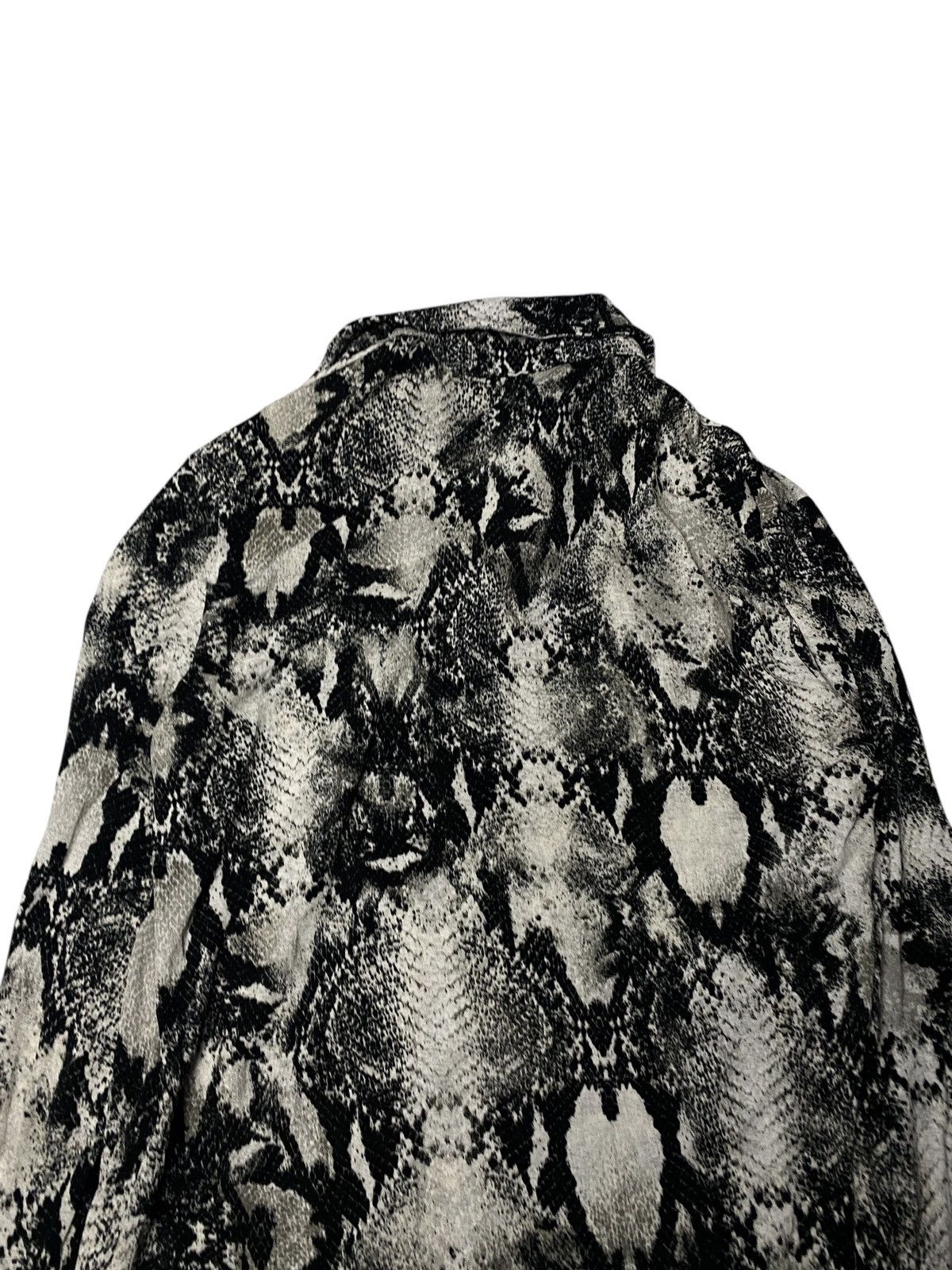 Japanese Brand 2000's Semantic Design Pyhton Pattern Shirts Size US M / EU 48-50 / 2 - 7 Thumbnail