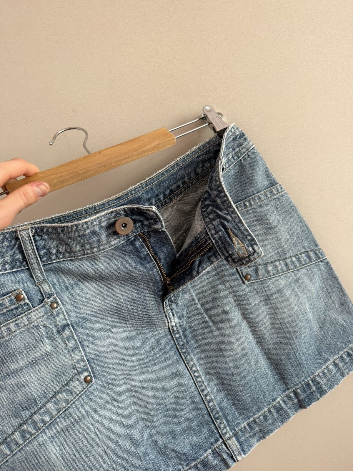 Vintage Denim Mini Skirt Y2K Low Rise Faded Wash Size 28" / US 6 / IT 42 - 6 Thumbnail
