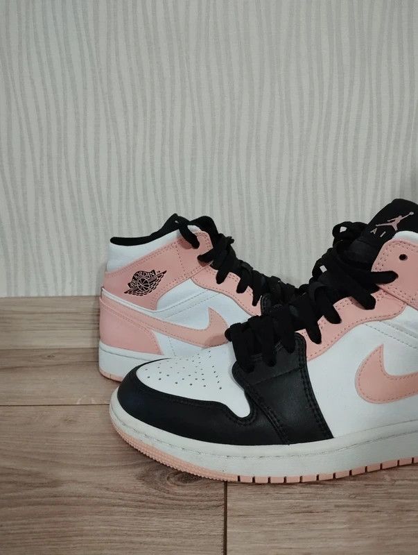 Jordan Brand Nike Jordan 1 Retro Mid Crimson Tint size 41 Size US 11 / IT 41 - 2 Thumbnail