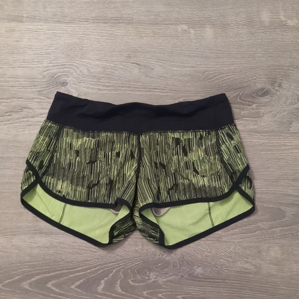 Lululemon Lululemon down pour line light/ black speed shorts size 4 Size 27" / US 4 / IT 40 - 1 Thumbnail