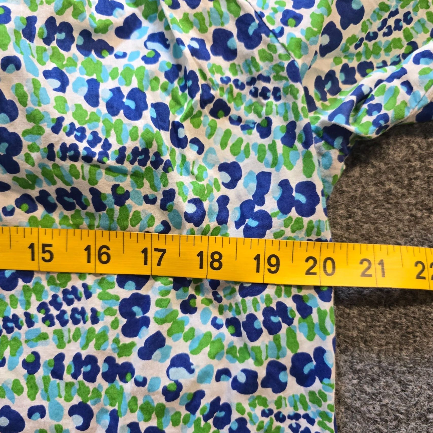Vineyard Vines Vineyard Vines Top Womens Size 4 Green Mosaic Beachy Long Sleeve V Neck Casual Shirt Size S / US 4 / IT 40 - 5 Thumbnail