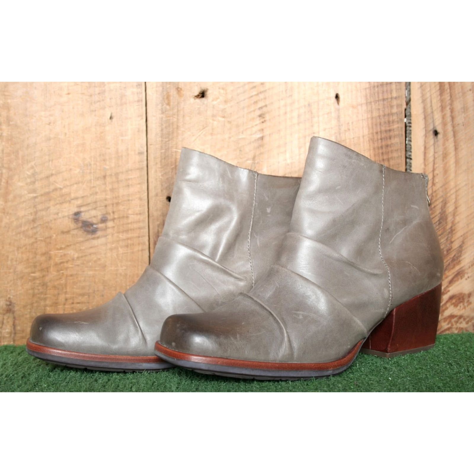 Vintage VINTAGE Kork-Ease Bootie Taupe Ruched Leather Ankle Boots Sz. 8.5 M Womens Leather Taupe Ruched Block Heel Zip Kork-Ease Kissel K41417 Size US 9 / IT 39 - 2 Thumbnail