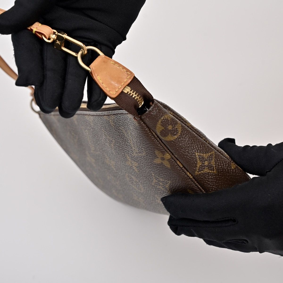 Louis Vuitton Louis Vuitton Pochette Accessoires Monogram Leather Bag Size ONE SIZE - 18 Thumbnail