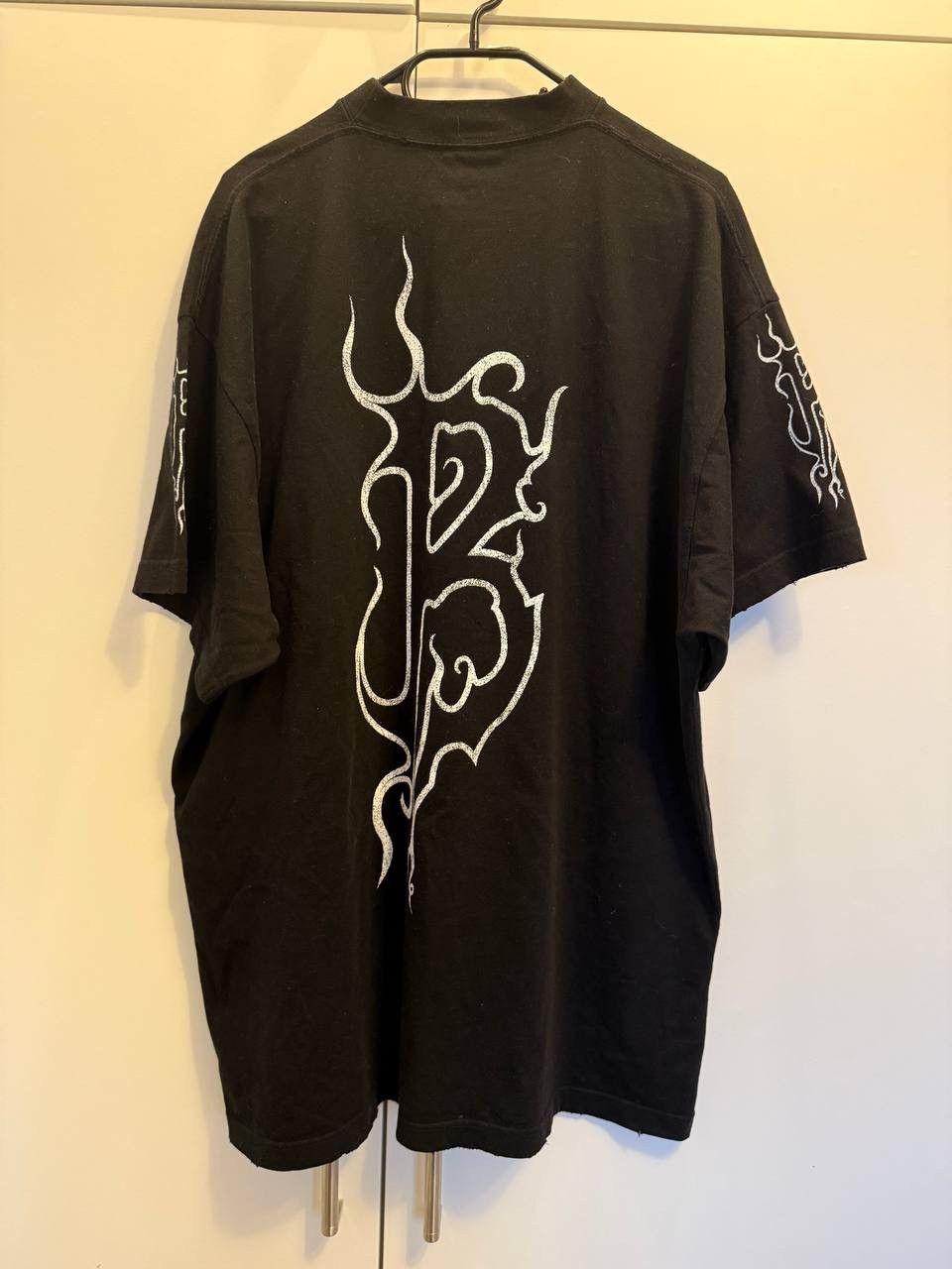 Balenciaga Balenciaga gothic flame logo t shirt Size US XL / EU 56 / 4 - 2 Thumbnail