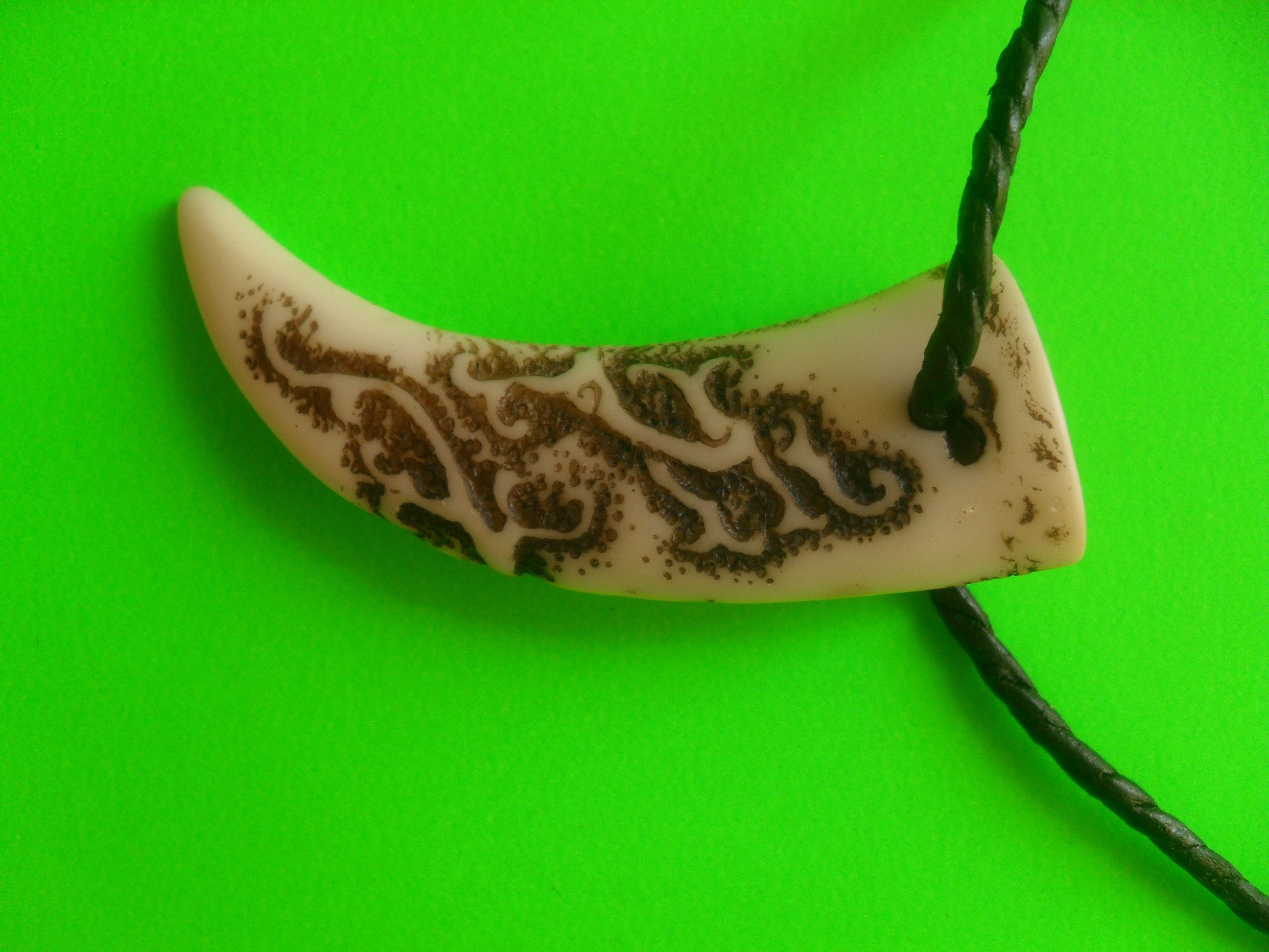 Vintage CARVED NECKLACE IN THE SHAPE OF AN AMULET . Size ONE SIZE - 4 Thumbnail