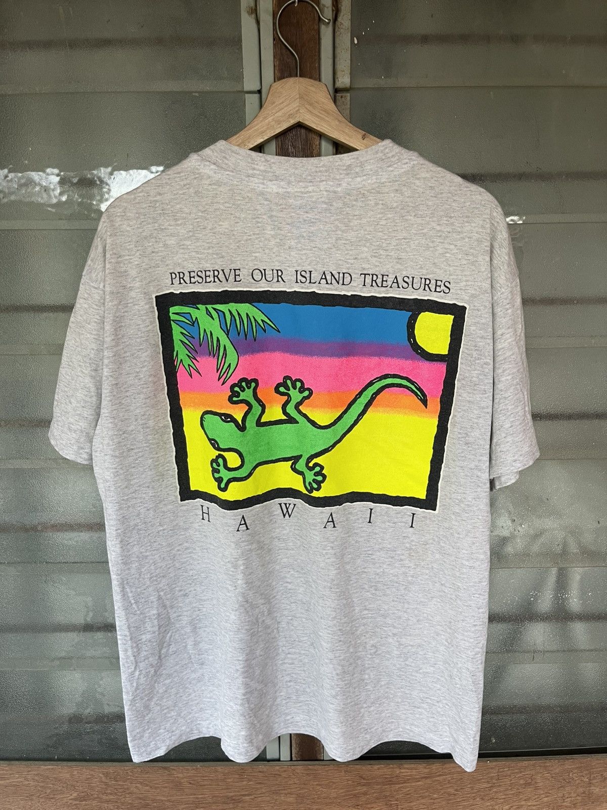 Vintage Vintage 80's Hanes Beefy-T Gecko Hawaii Shirt Tee Size US L / EU 52-54 / 3 - 1 Thumbnail