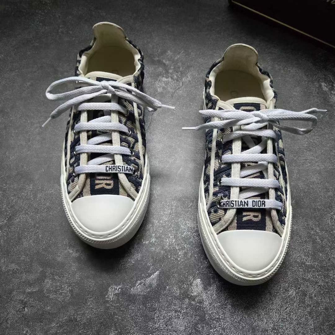 Balenciaga Balenciaga Gold Lowtop Sneakers 36 Women Size US 6 / IT 36 - 1 Thumbnail