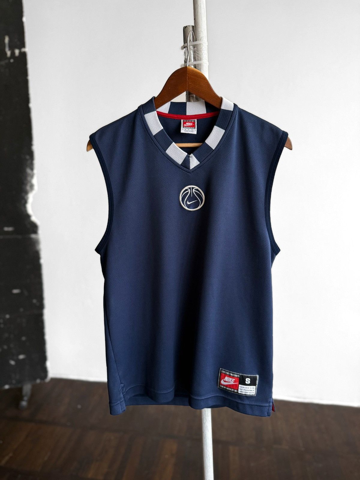 Nike Nike Team Sports Mens Vintage Navy Blue Basketball Jersey Size US S / EU 44-46 / 1 - 1 Thumbnail