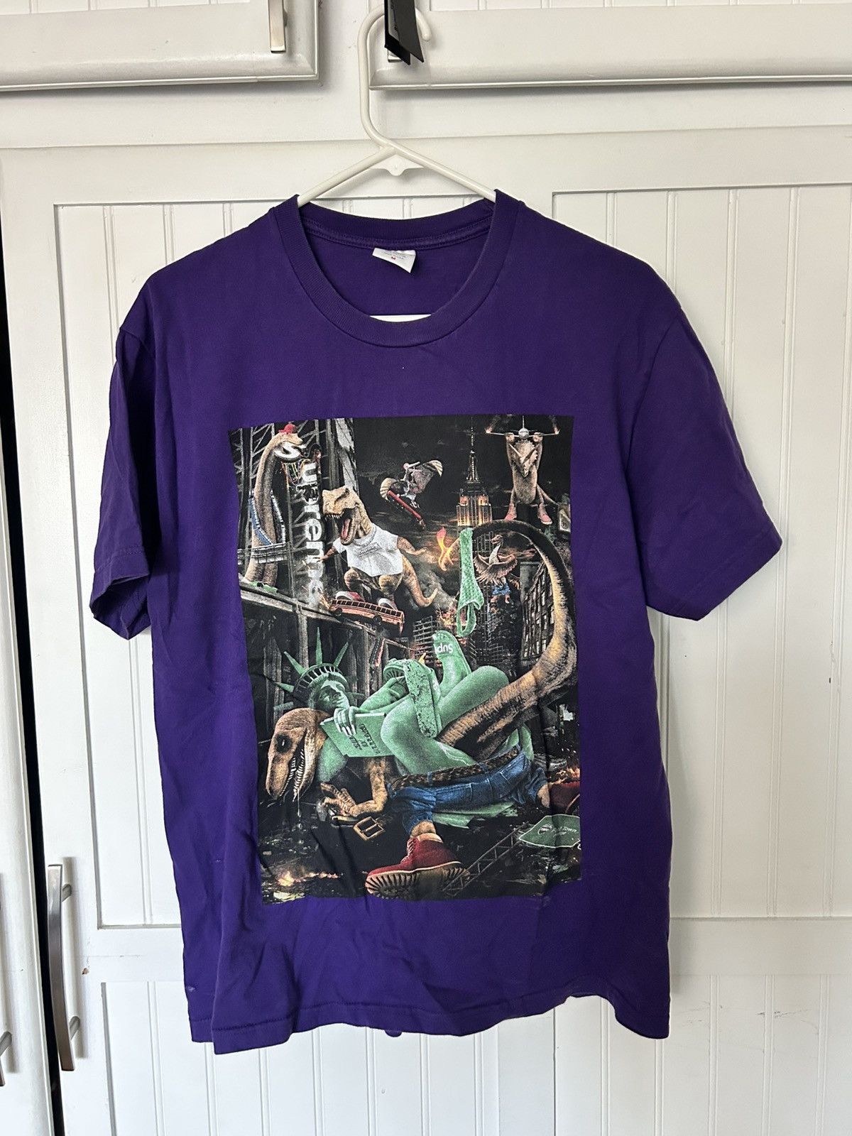 Supreme Supreme Dinosaur Statue of Liberty Graphic Tee Size US M / EU 48-50 / 2 - 1 Thumbnail