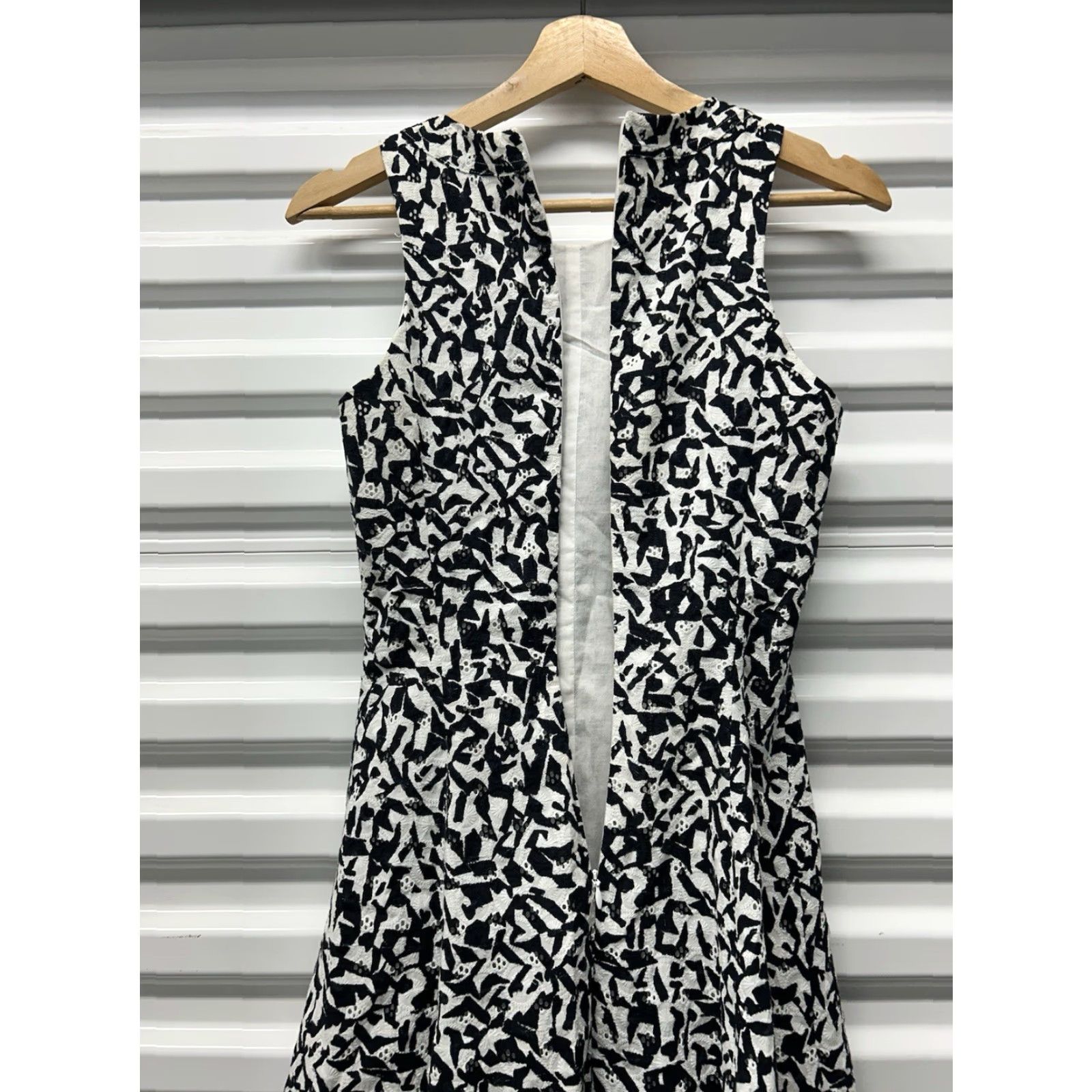 Theory Womens Theory Black/White Floral CrewNeck Sleeveless Above Knee Sheath Dress S Regular Size 00? Size S / US 4 / IT 40 - 5 Thumbnail