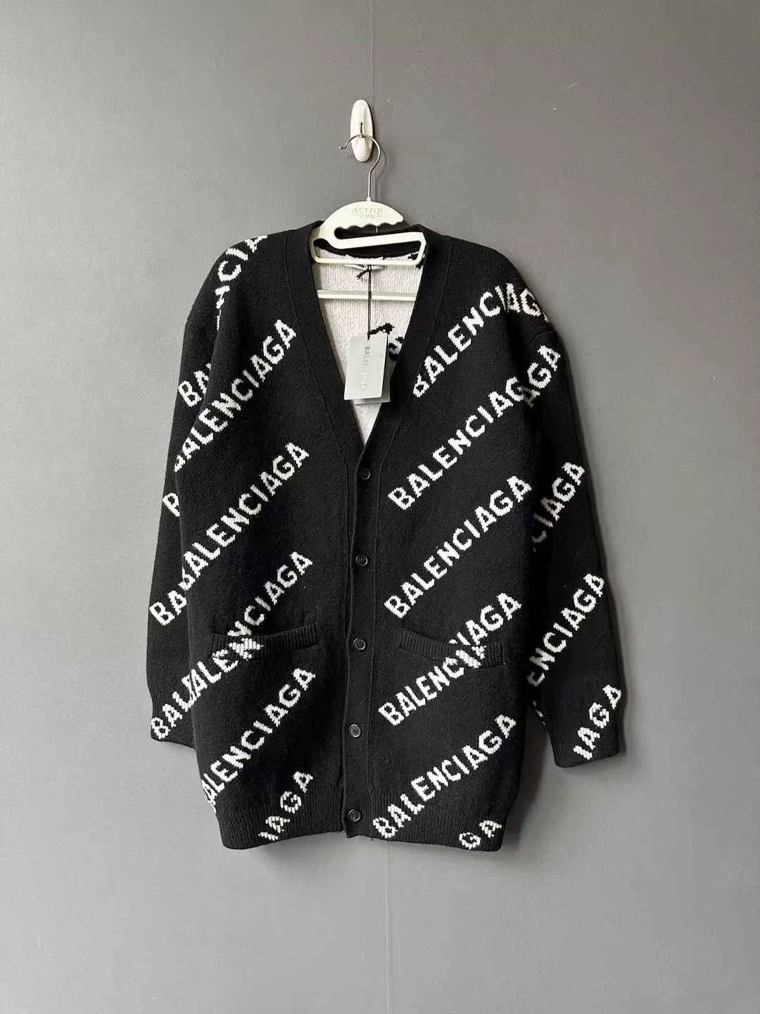 Balenciaga Balenciaga Logo Print Cardigan Size US S / EU 44-46 / 1 - 1 Thumbnail