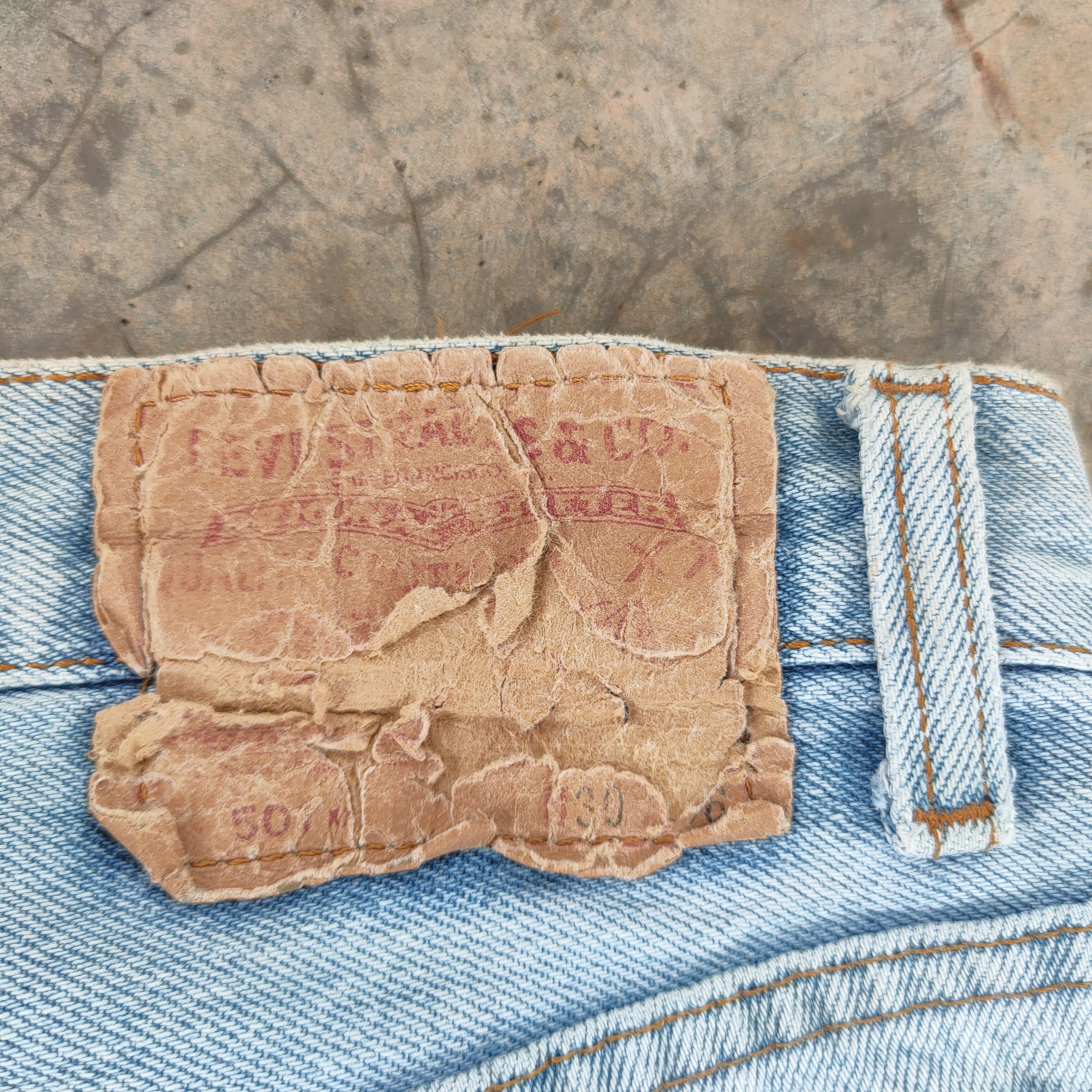 Levi's Vintage Clothing VINTAGE LEVI'S 501 90’ FADED DISTRESSED JEANS DENIM PANTS Size US 28 / EU 44 - 16 Thumbnail