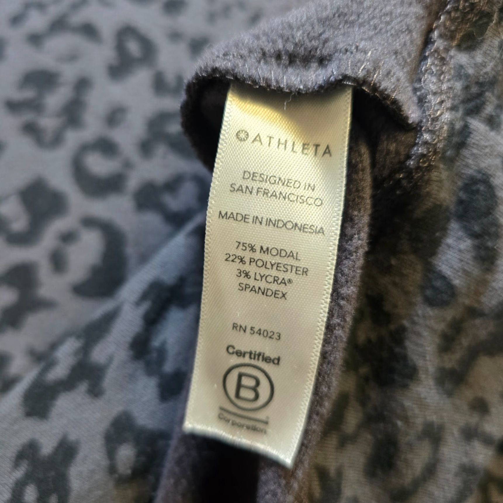 Athleta Athleta Top Women Small Gray Leopard Sweatshirt Crew Neck Long Sleeve Stretchy Shirt Size S / US 4 / IT 40 - 7 Thumbnail