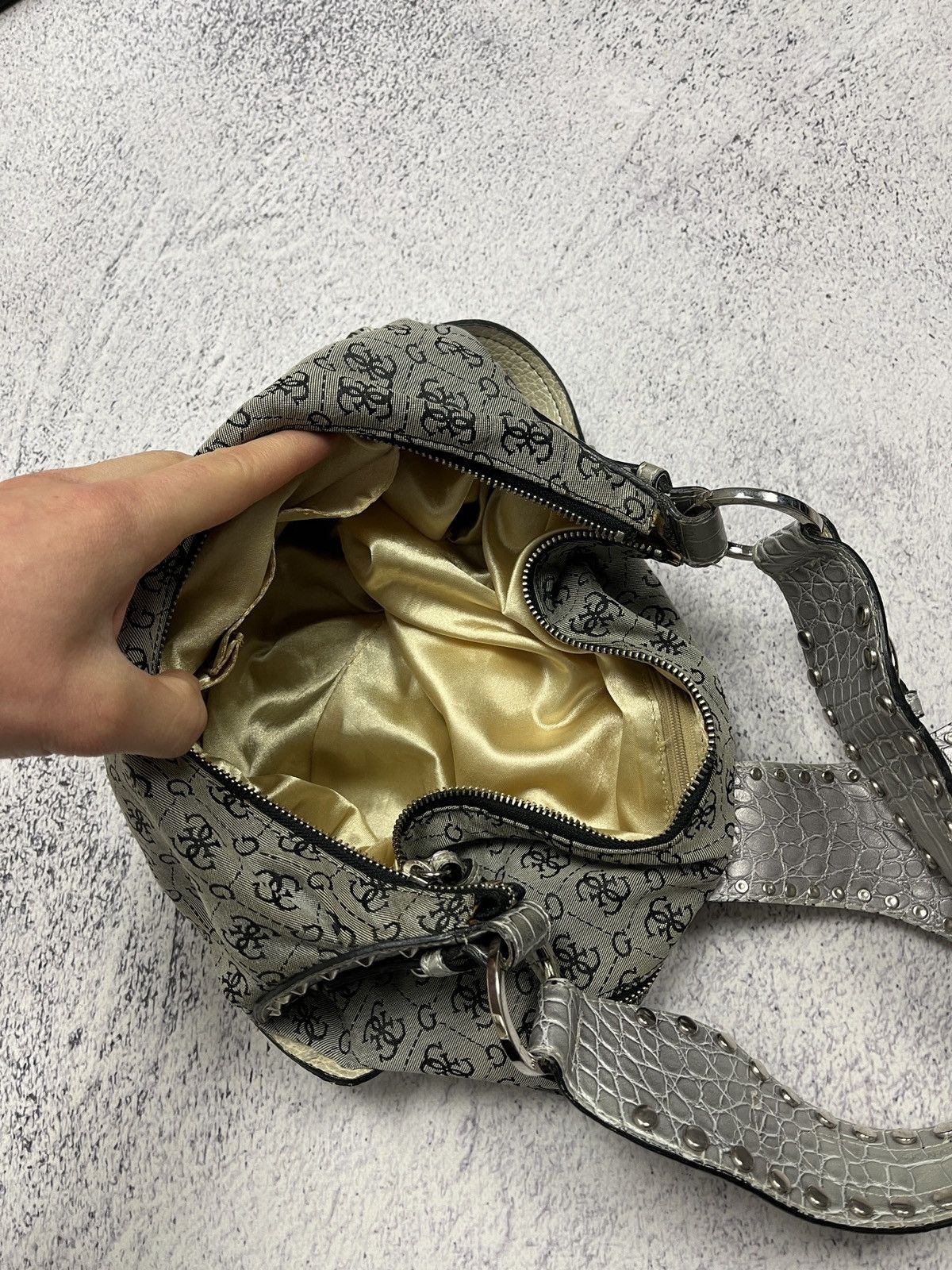 Guess Vintage Guess Monogram Y2K Shoulder Bag Hype Streetwear Size ONE SIZE - 17 Thumbnail