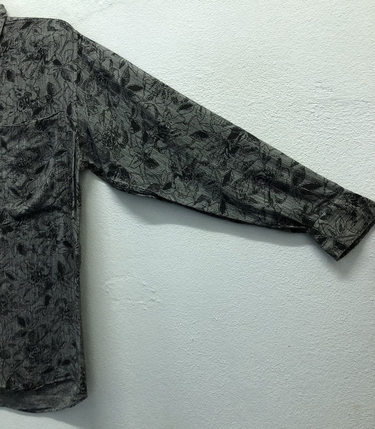Givenchy Vintage Givenchy Gentlemen Paris Made In Italy Shirt Button Size US M / EU 48-50 / 2 - 4 Thumbnail