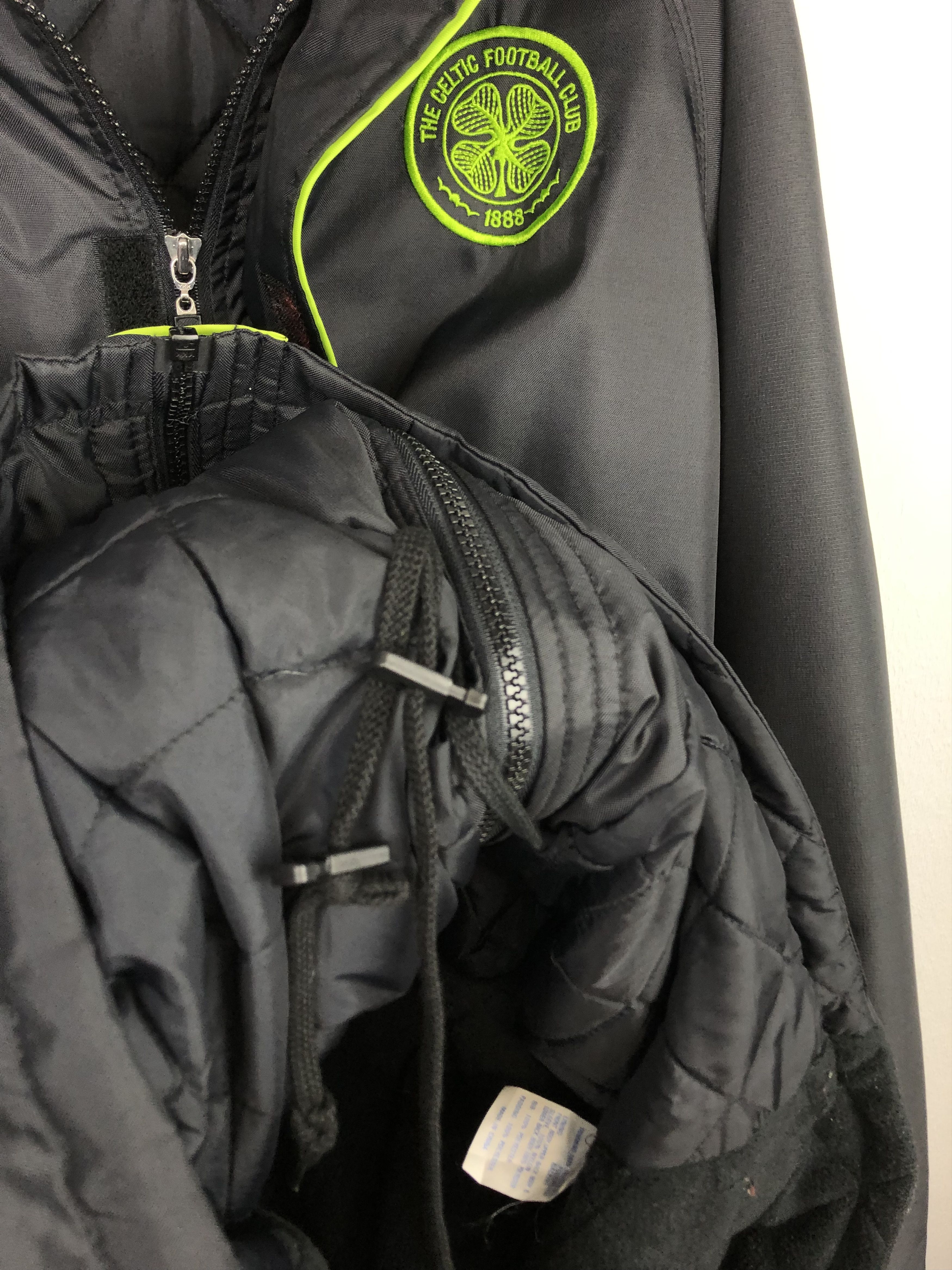Umbro Vintage Celtic Football Padded Bench Coat Jacket Soccer Size US L / EU 52-54 / 3 - 6 Thumbnail