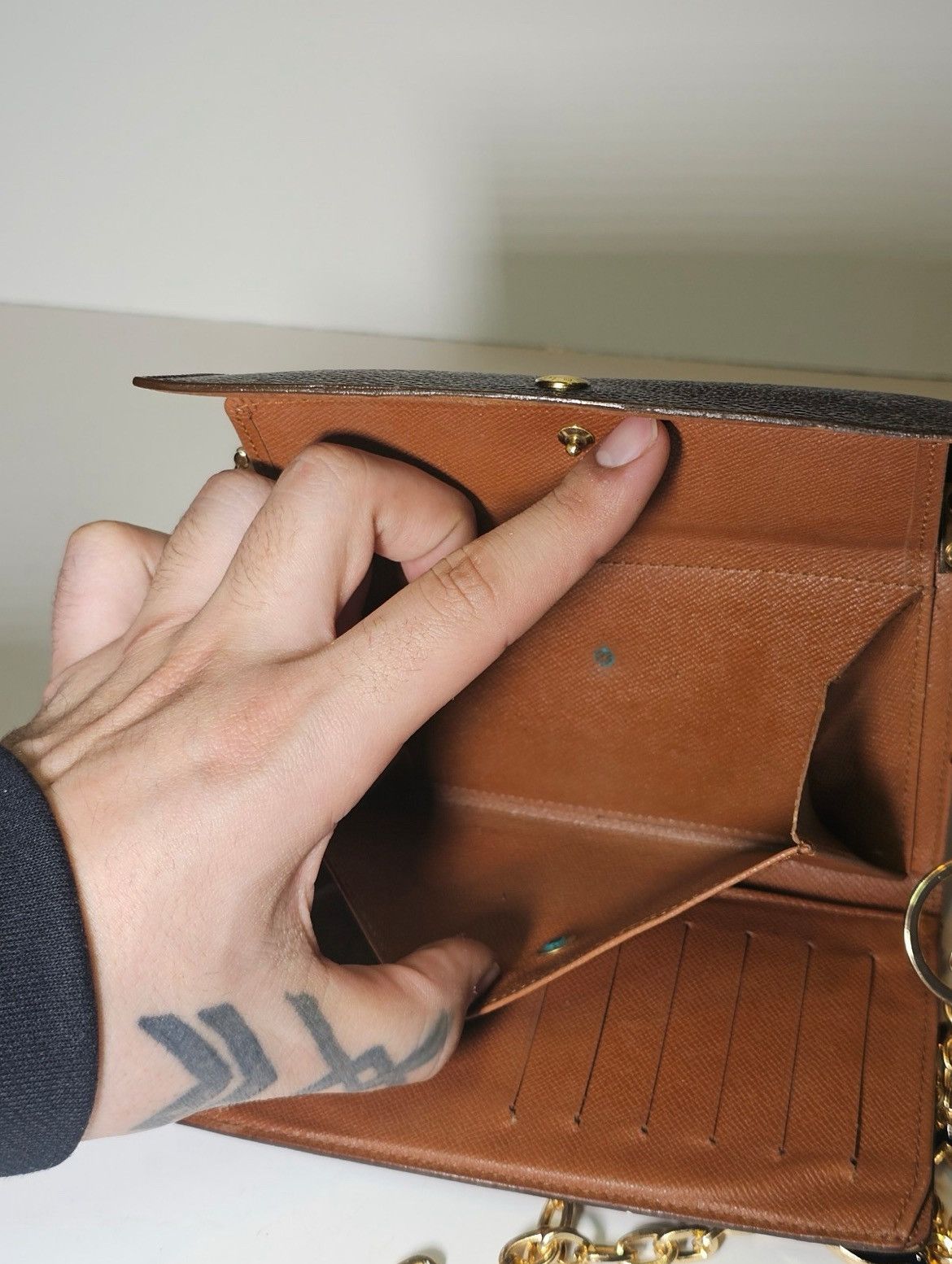 Louis Vuitton Louis vuitton crossbody wallet purse. Lv monogram. Size ONE SIZE - 7 Thumbnail