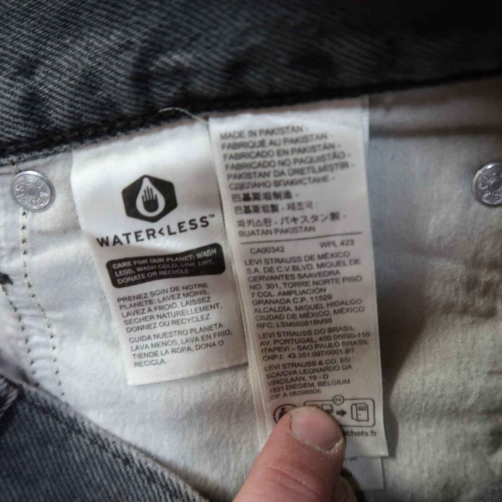 Levi's VINTAGE Levi's 94 Jeans Women Baggy High Rise Button Fly Gray Denim 30 Inseam 30 5-Pocket Womens Jeans 90s Classic American Size 30" / US 8 / IT 44 - 6 Thumbnail