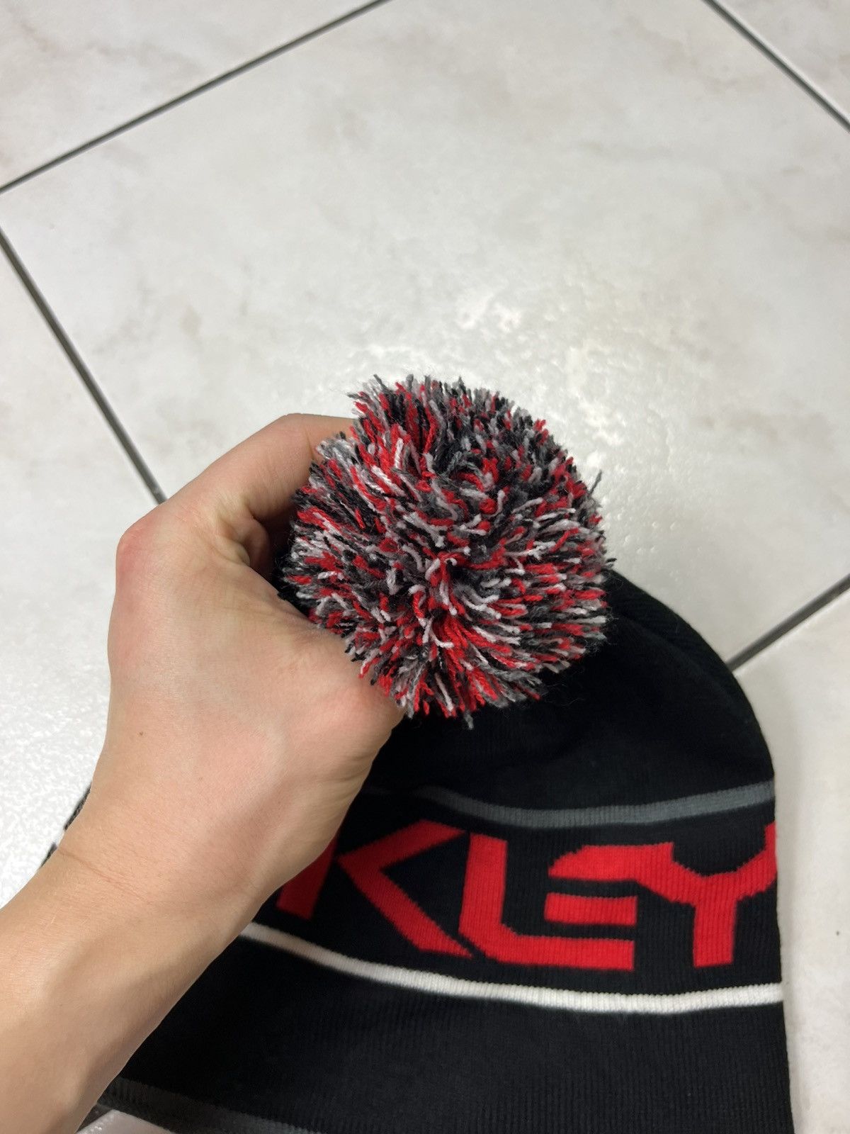 Oakley × Vintage Vintage Oakley archive y2k winter beanie hat pompom big logo Size ONE SIZE - 6 Thumbnail