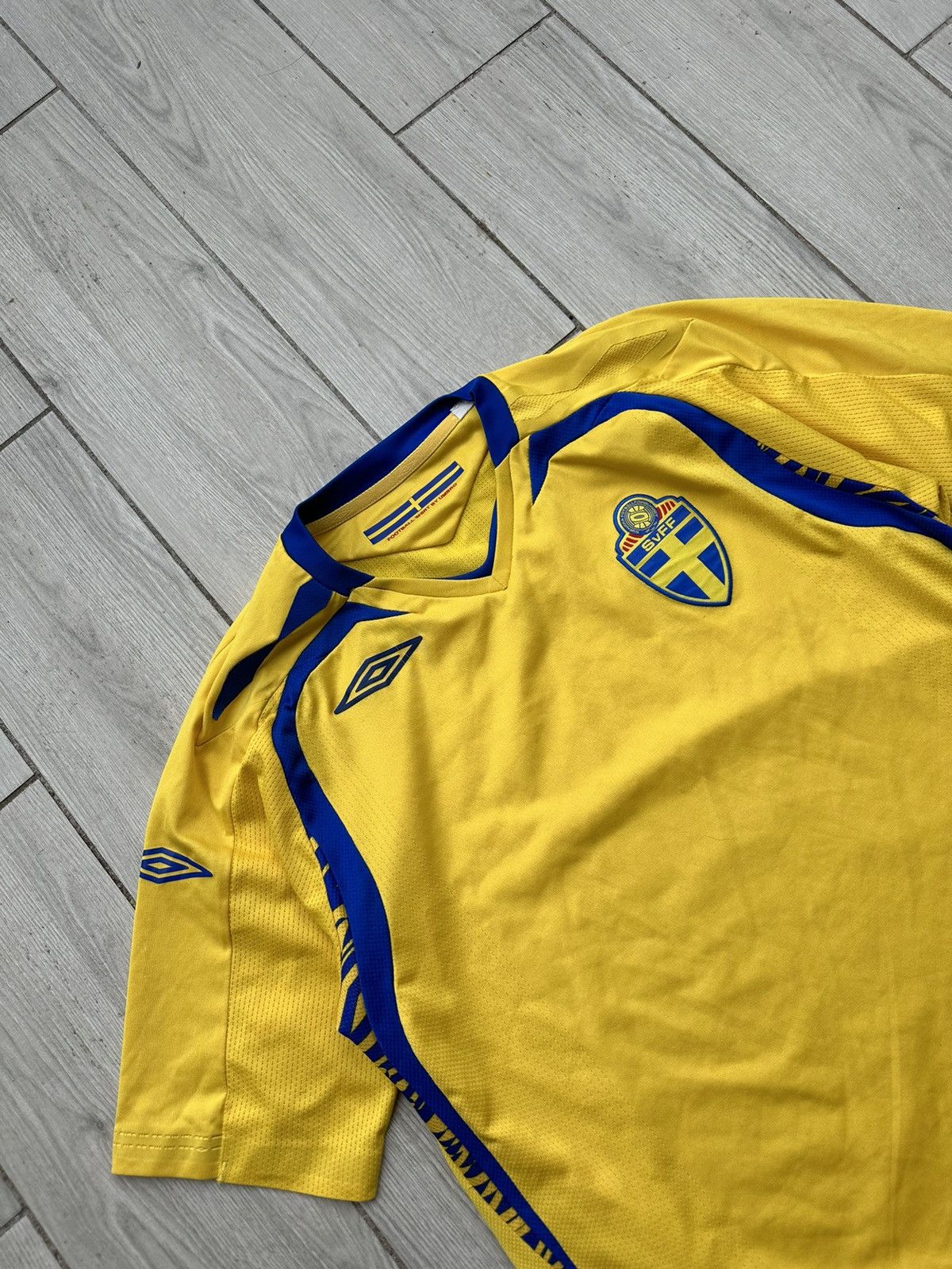 Umbro SWEDEN SVERIGE 2009 SIZE M UMBRO FOOTBALL SHIRT Size US M / EU 48-50 / 2 - 3 Thumbnail