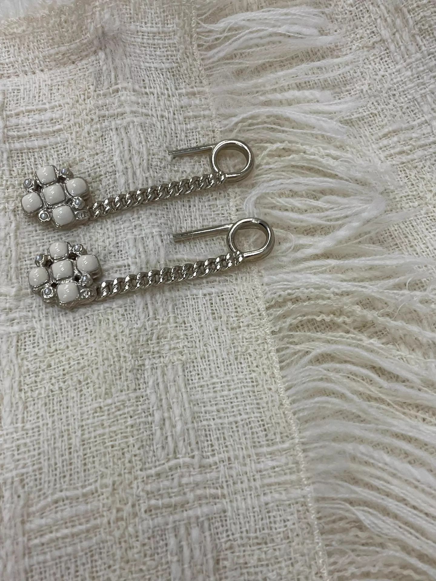 Chanel Chanel Edinburgh Sleeveless Ivory 34 Removable 2 Brooches Size XS / US 0-2 / IT 36-38 - 2 Thumbnail