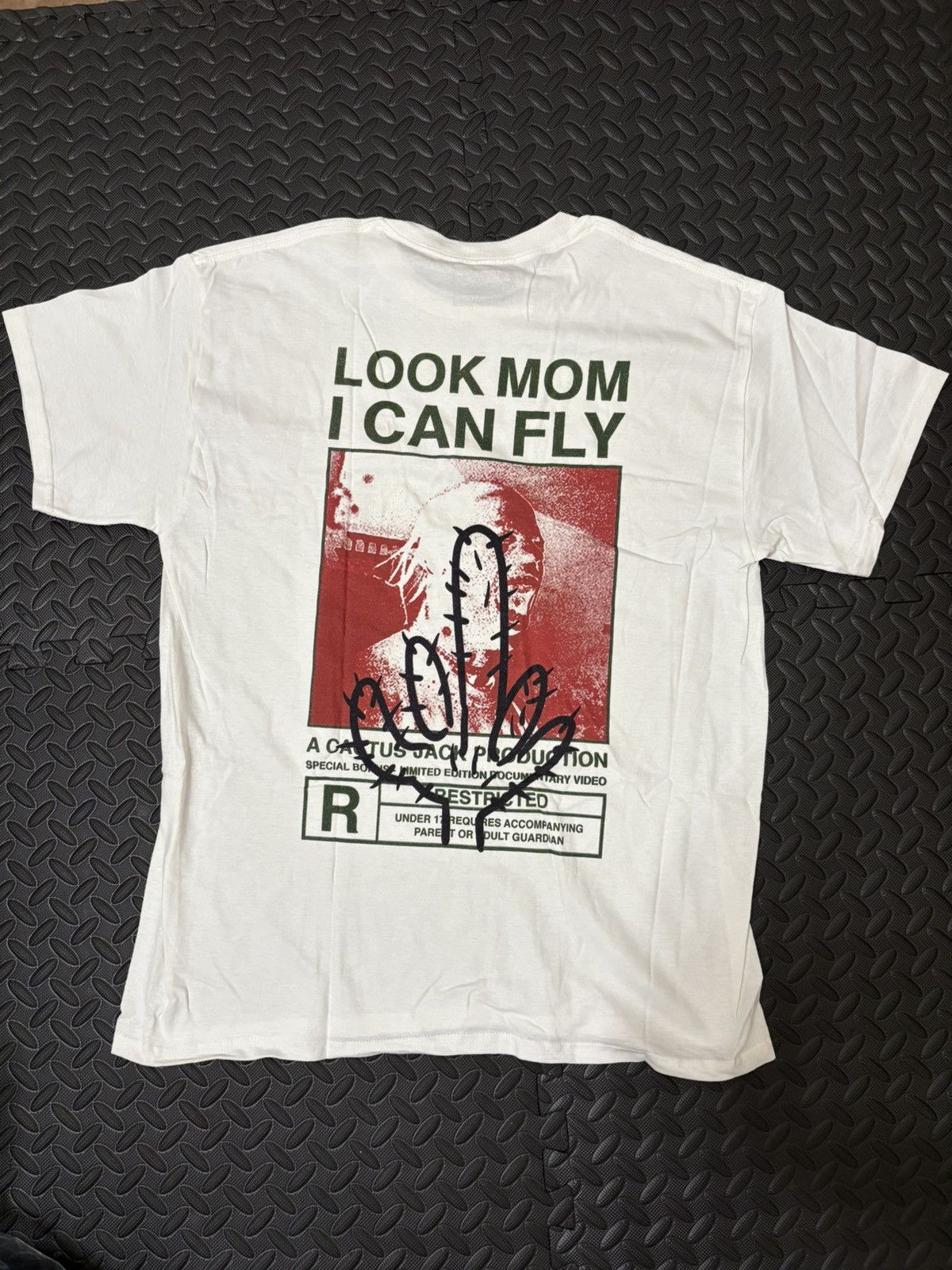 Travis Scott Look Mom I can fly Custom Tee Size US L / EU 52-54 / 3 - 1 Thumbnail