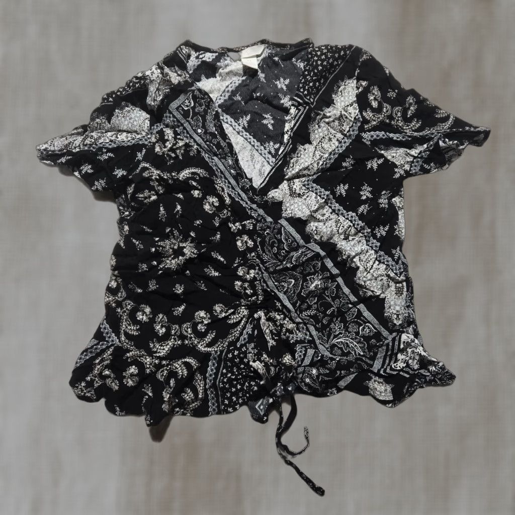 H&M H&M Blouse Shirt Geometric Black Short Sleeve Lightweight Top Women's 6 Vintage No Size M / US 6-8 / IT 42-44 - 1 Thumbnail
