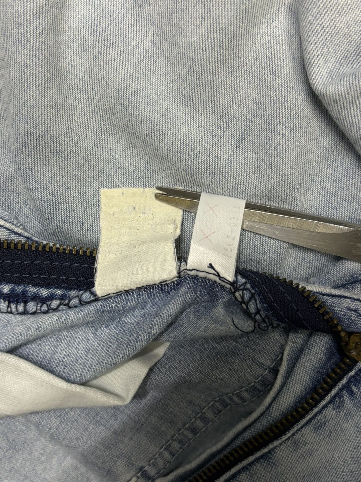 Issey Miyake × Lee Vintage 90s Lee Light Blue Wash Baggy Ripped Carpenter Jeans Size US 30 / EU 46 - 17 Thumbnail
