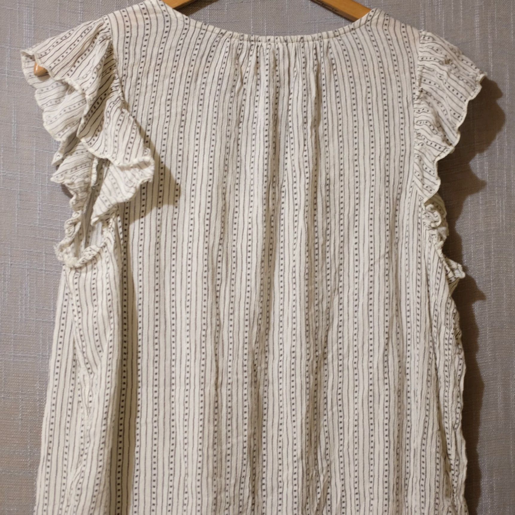 Old Navy Old Navy Blouse Shirt Women's L Tall Ivory/Grey RuffleTop Spuer Soft Lightweight Knit V-Neck Short Sleeve Bohemian Regular Size Type: Tall Size L / US 10 / IT 46 - 5 Thumbnail