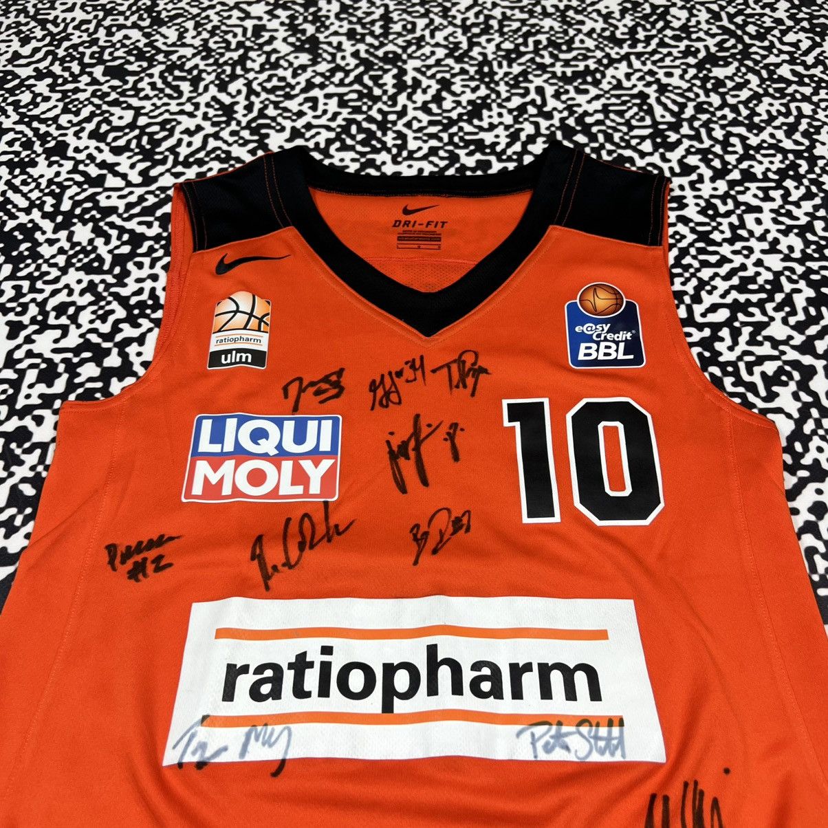 Nike Ratiopharm Ulm Hannah Signed Team Basketball Rare Jersey Size US L / EU 52-54 / 3 - 4 Thumbnail