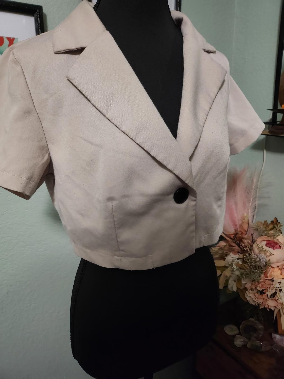Shein Shein cropped beige blazer with single button, size small Size S / US 4 / IT 40 - 2 Thumbnail