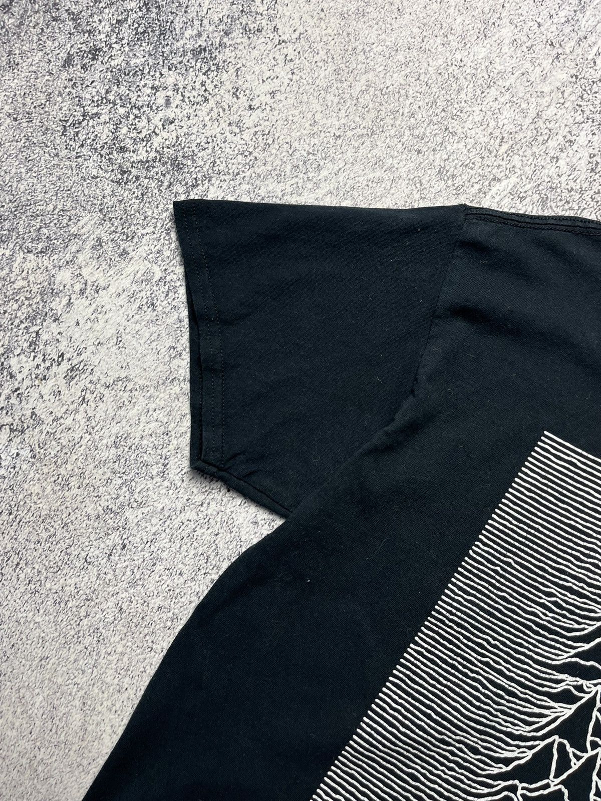 Band Tees Vintage Joy Division Unkown Pleasures Graphic 2016 T-Shirt Size US L / EU 52-54 / 3 - 6 Thumbnail