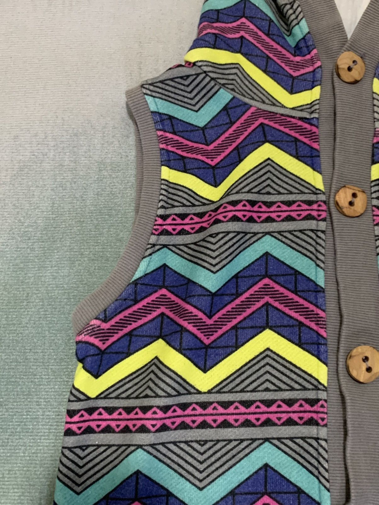 go slow caravan Sleeveless Hoodes Geometric Zig-Zag Pattern Wooden Buttons Size US S / EU 44-46 / 1 - 3 Thumbnail