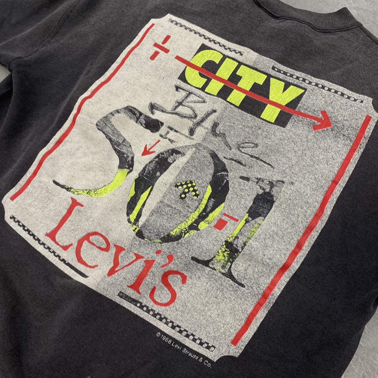 Levi's × Vintage Vtg 80s Levis 501 Graphic Sweatshirt Sunfade Chopped Size US L / EU 52-54 / 3 - 9 Thumbnail