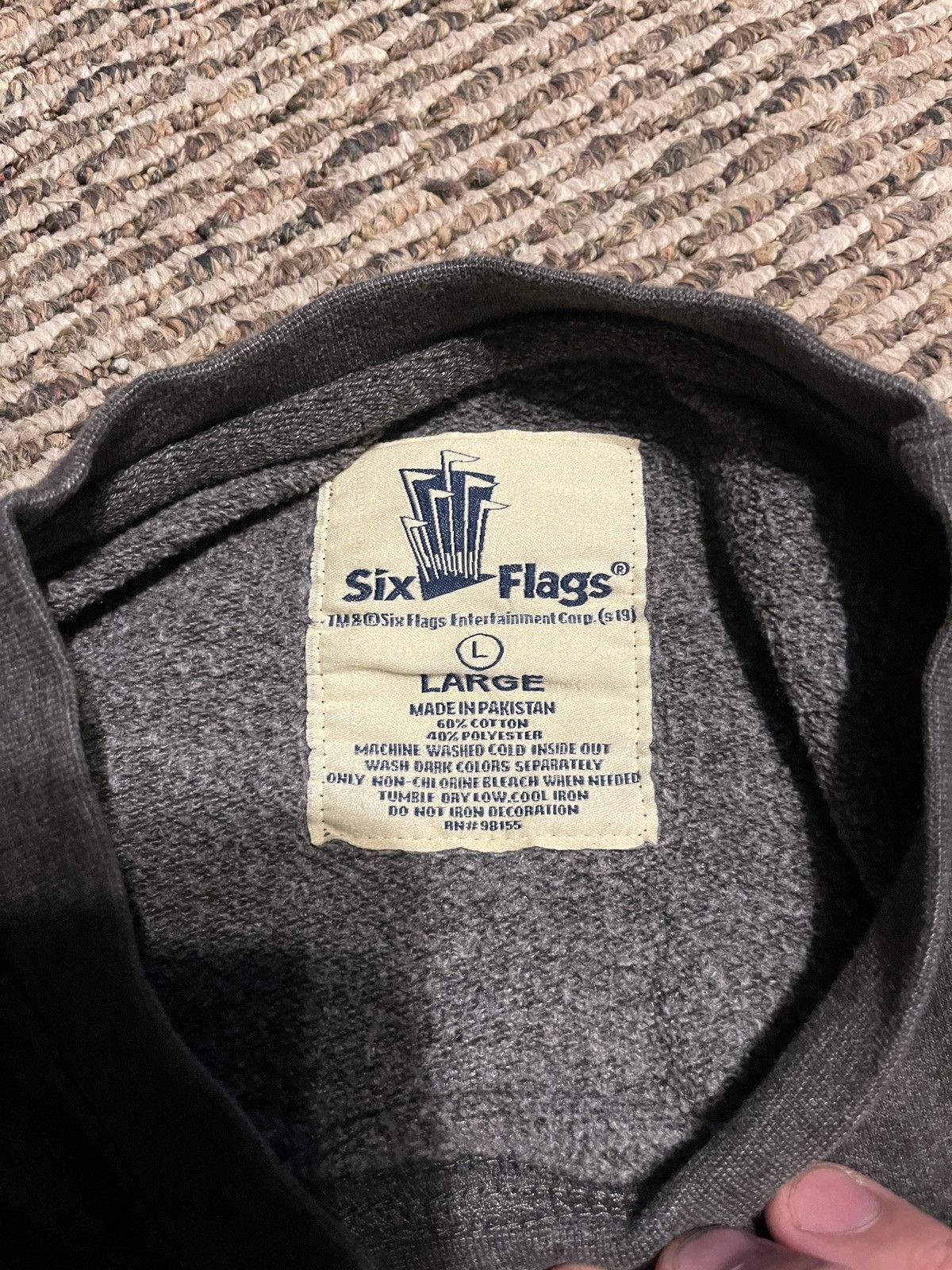 Vintage Vintage Six Flags Crewneck Size L / US 10 / IT 46 - 2 Thumbnail
