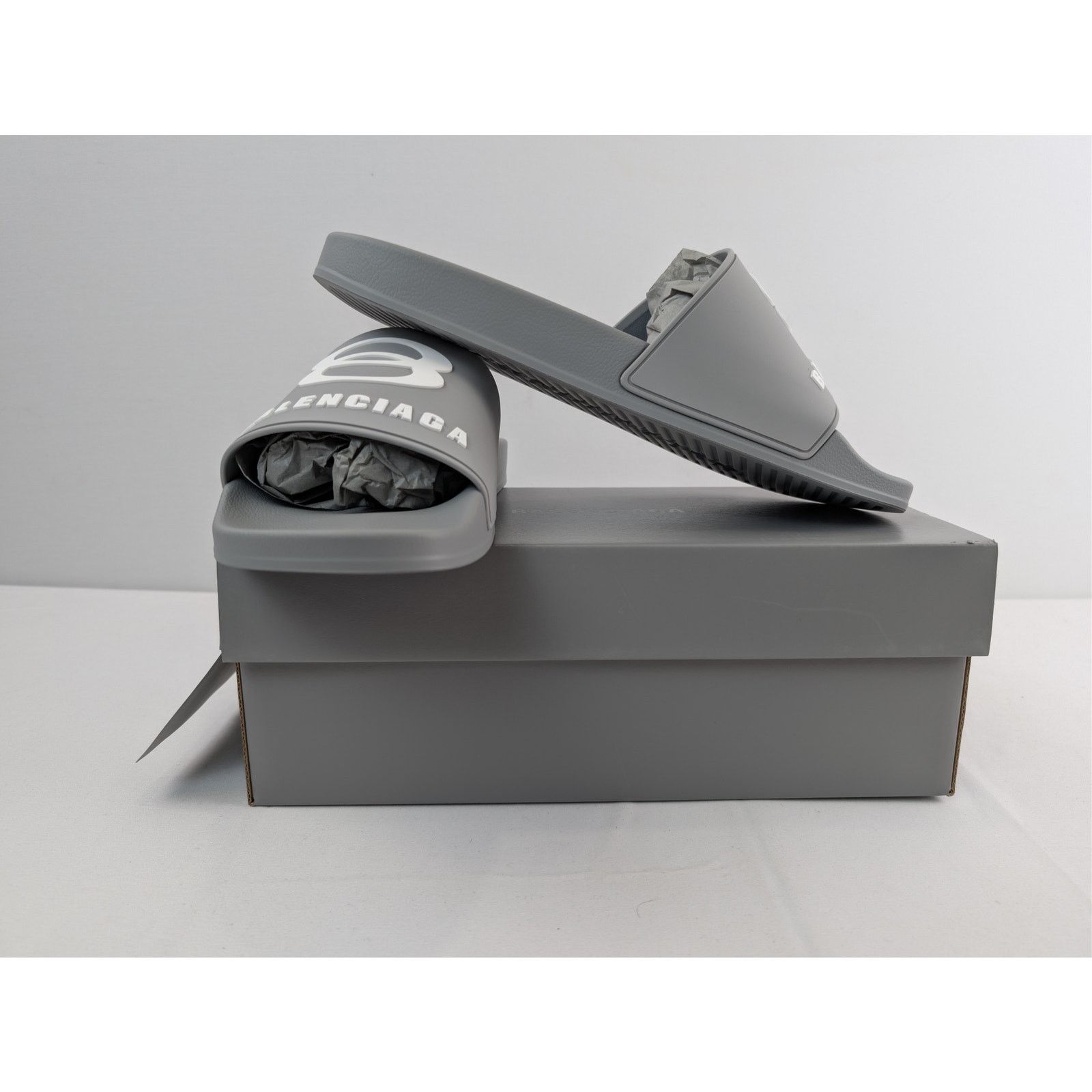 Balenciaga o1rshd1 Logo Pool Slides Slippers in Gray/White Size US 11 / EU 44 - 16 Thumbnail