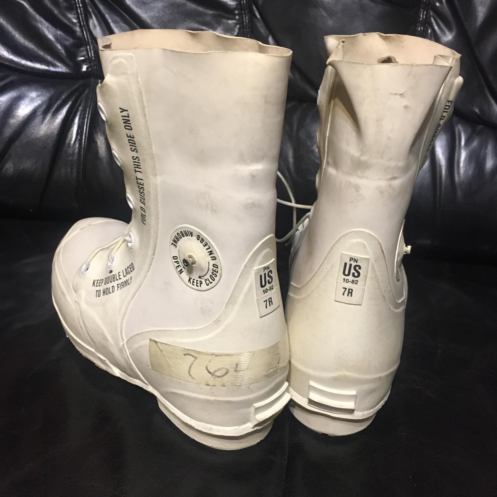 Bata Vintage 80s Mickey Mouse Boots, 7R Size US 7 / EU 40 - 3 Thumbnail