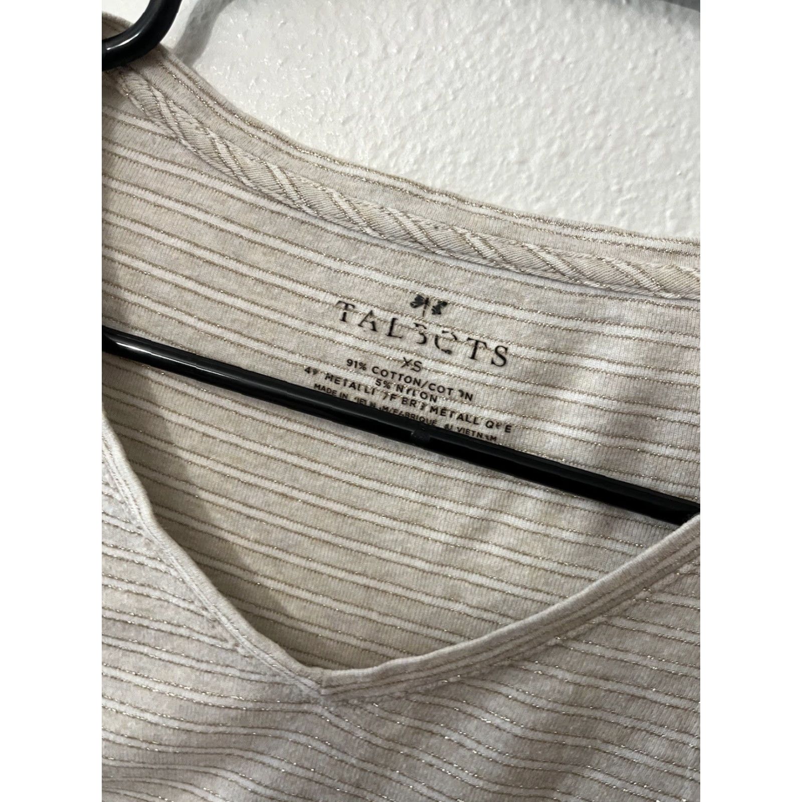Talbots VINTAGE Talbots T Shirt Women's XS Beige Striped Glitter V-Neck Long Sleeve Size XS / US 0-2 / IT 36-38 - 2 Thumbnail