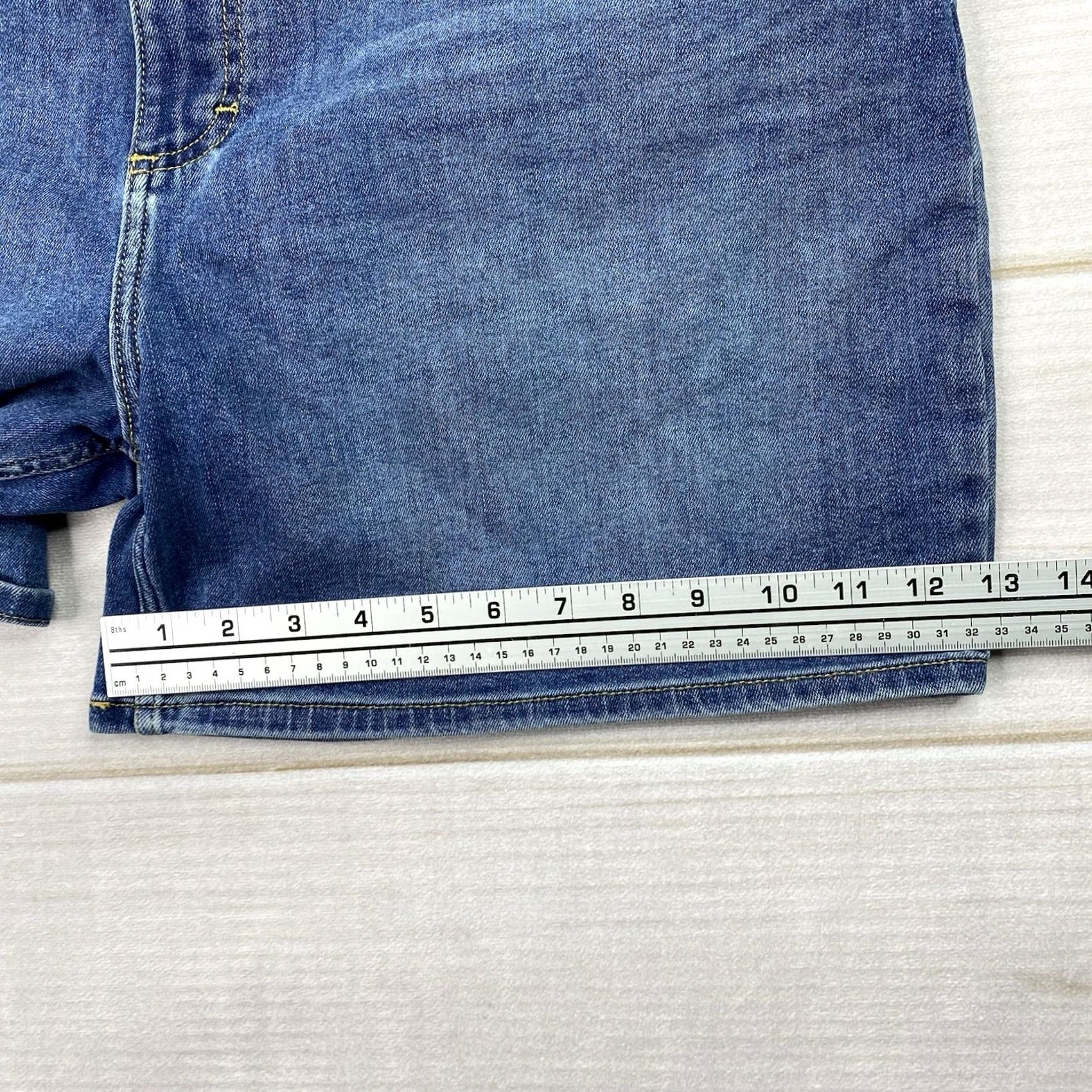 Lee Lee Shorts Womens 22 Slim High Rise Medium Wash Denim 5" Inseam Stretch Pockets 5-Pocket Design Casual Summer Spring Mens Womens Girls Boys Size 40" / US 18 - 7 Thumbnail