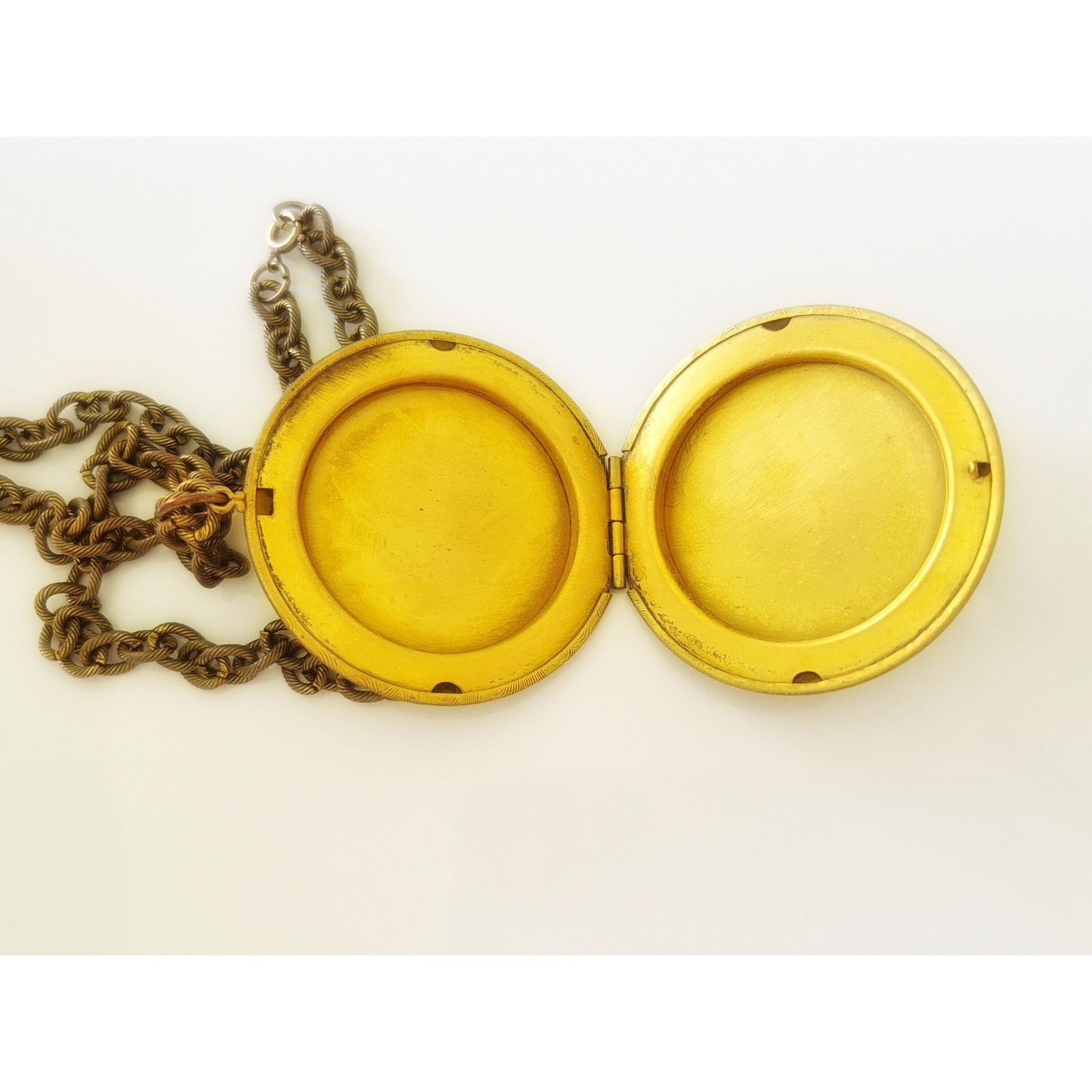 Other Vintage Large Round Ornate Locket Chain Necklace Size ONE SIZE - 5 Thumbnail