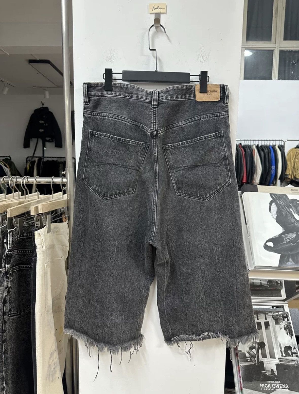 Balenciaga Balenciaga washed denim capri pants Size US 30 / EU 46 - 3 Thumbnail