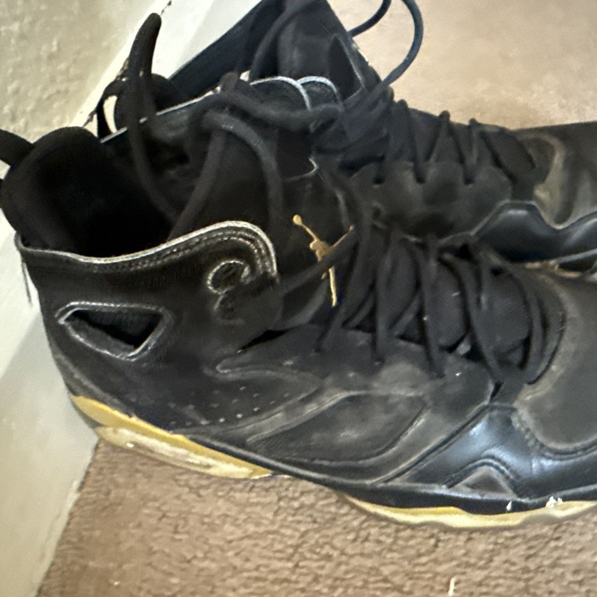 Nike Black and gold air jordans Size US 10 / EU 43 - 4 Thumbnail