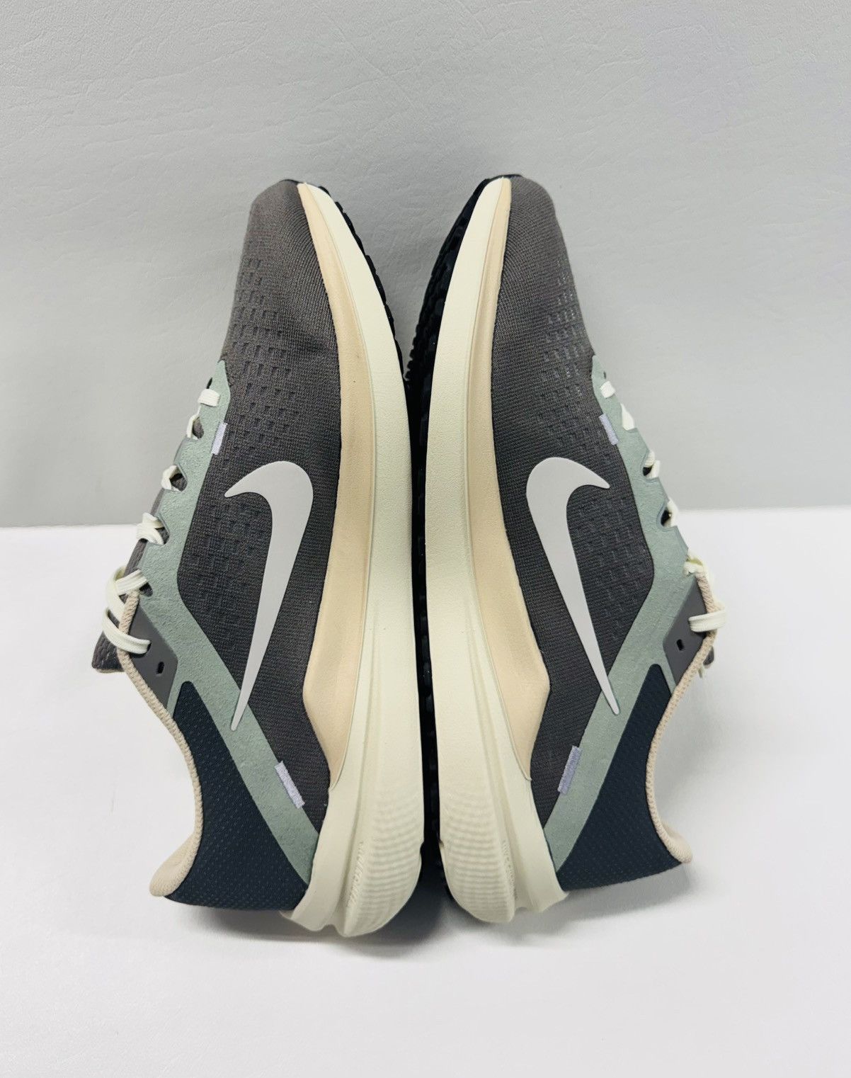 Nike Nike Air Winflo 10 Running Shoes Flat Pewter Photon Dust Size US 10.5 / EU 43-44 - 3 Thumbnail