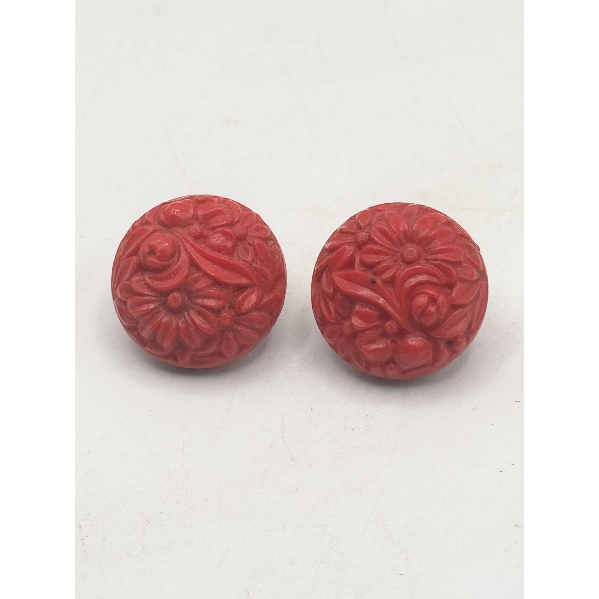 Vintage Vintage red floral molded plastic stud earrings Size ONE SIZE - 3 Thumbnail