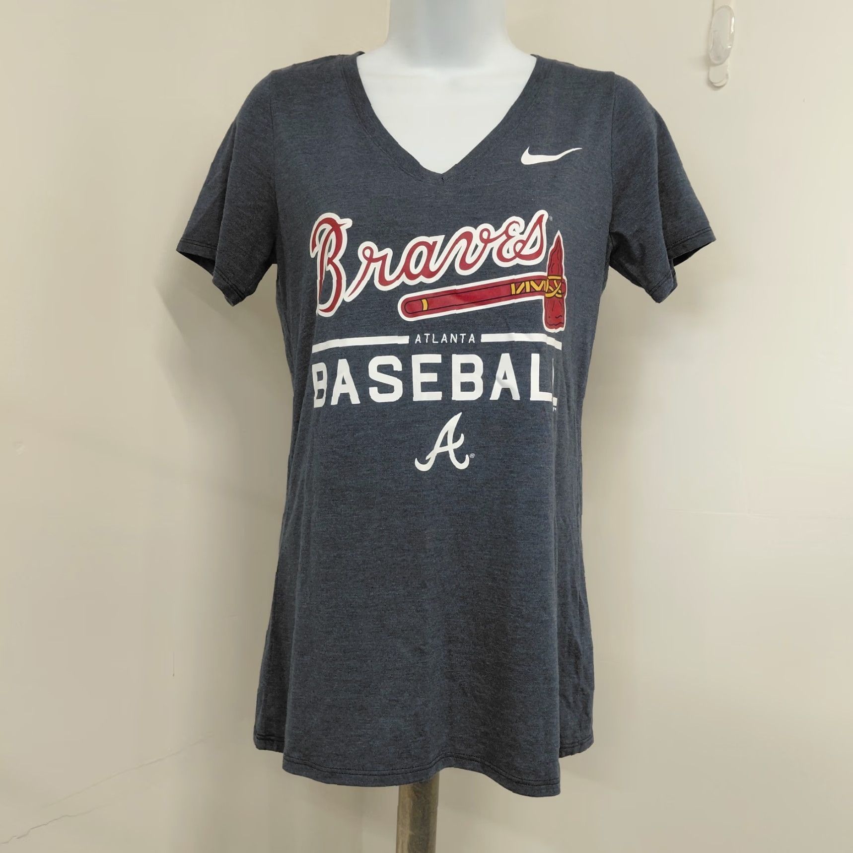 Nike Nike T-Shirt Women Athletic Cut V-Neck Short Sleeve Gray Atlanta Braves Size S Size S / US 4 / IT 40 - 2 Thumbnail